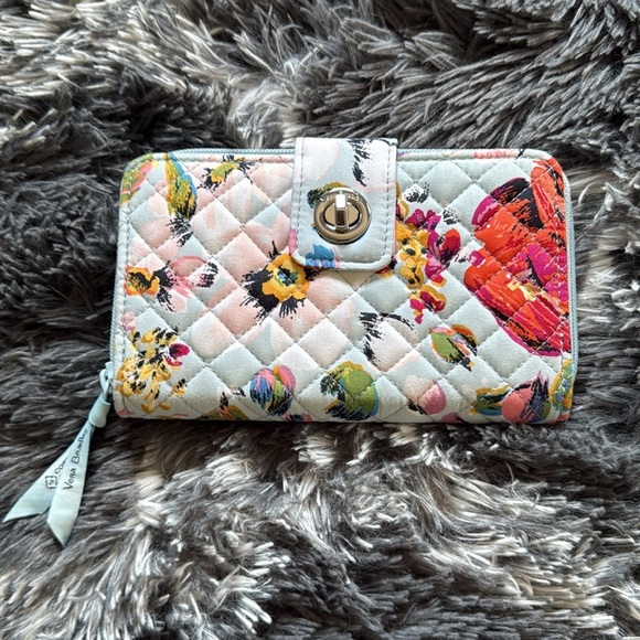 Vera Bradley Women's Iconic RFID Turnlock Wallet, Signature Cotton Like New - Picture 2 of 6
